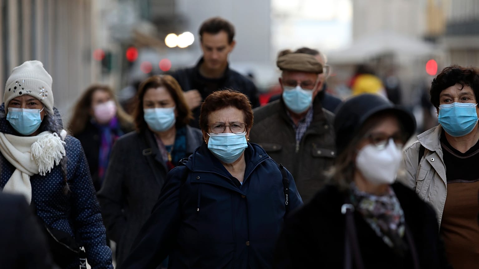 Máscaras e testes anticovid de regresso ao uso corrente em Portugal