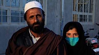 امین دخترش را با موتورسیکلت به مدرسه می‌آورد 