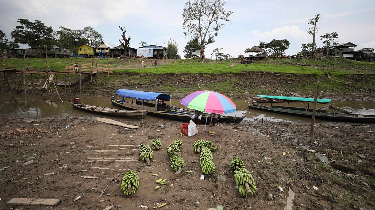 Un puesto de venta de plátanos en el río Amazonas cerca de Leticia