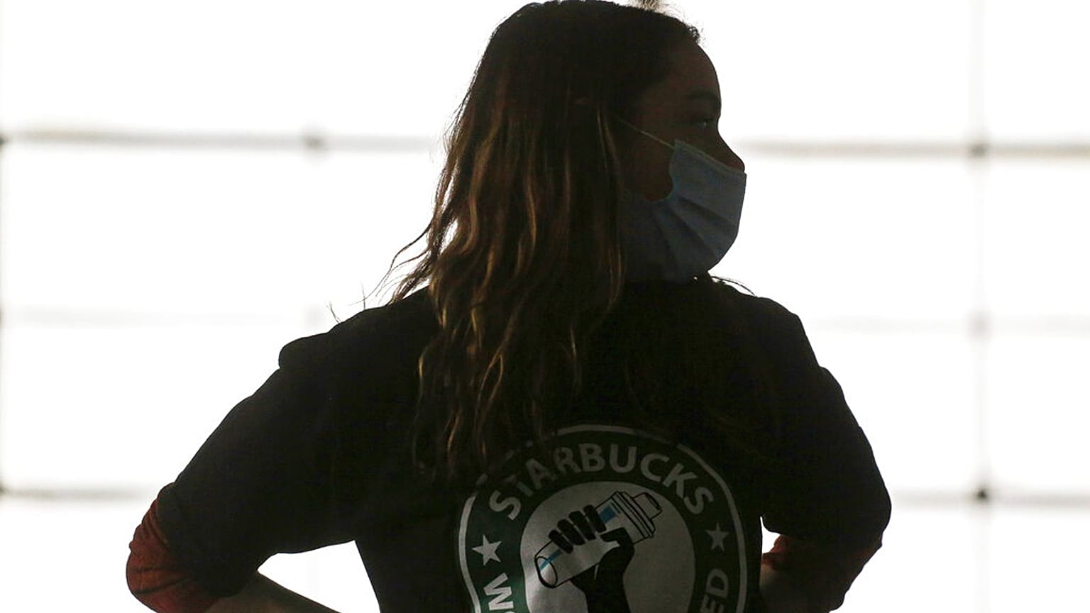 Une employée du Starbucks buffalo, après l'officialisation de la création d'un syndicat; le 9 décembre 2021 