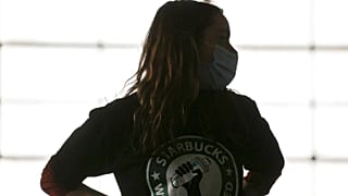 Une employée du Starbucks buffalo, après l'officialisation de la création d'un syndicat; le 9 décembre 2021 