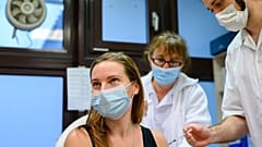 Nőt oltanak a koronavírus elleni oltóanyag, a Comirnaty-vakcina második adagjával a veszprémi Csolnoky Ferenc Kórházban 2021. december 9-én.