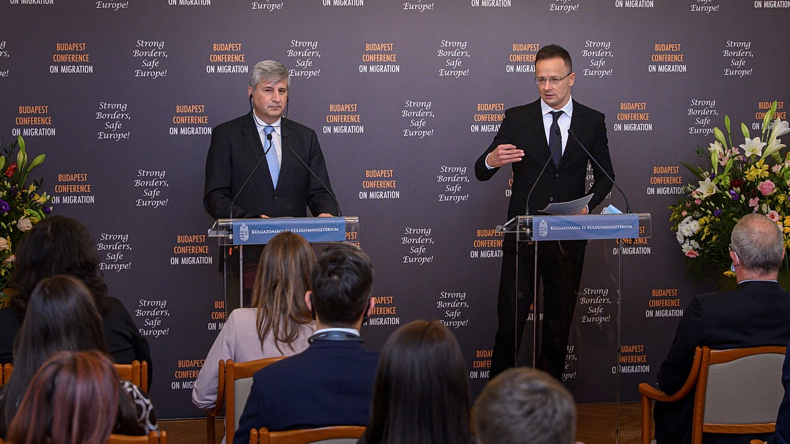 Szijjártó Péter külgazdasági és külügyminiszter (j) és Michael Spindelegger, a Nemzetközi Migrációspolitikai Fejlesztési Központ főigazgatója 2021. december 10-én