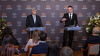 Szijjártó Péter külgazdasági és külügyminiszter (j) és Michael Spindelegger, a Nemzetközi Migrációspolitikai Fejlesztési Központ főigazgatója 2021. december 10-én