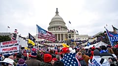Manifestação pró-Trump antes do assalto ao Capitólio em janeiro de 2021