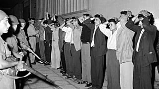 Archives : arrestation d'Algériens par l'armée française après deux explosions à Alger - Photo du 07 juillet 1956