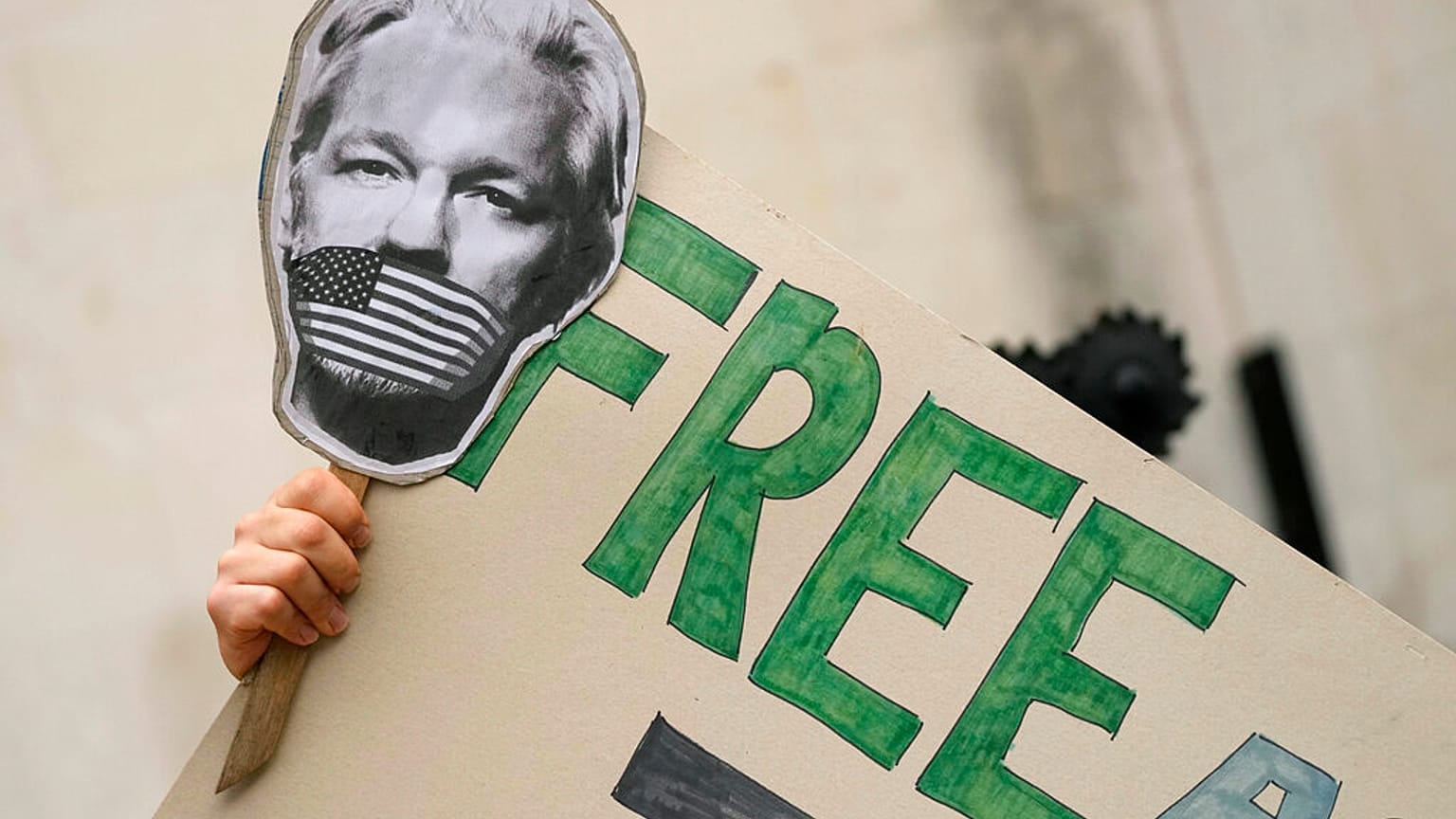 una manifestazione a sostegno di Julian Assange, fuori dall'Alta Corte di Londra, mercoledì 27 ottobre 2021.