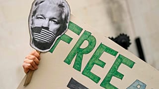 una manifestazione a sostegno di Julian Assange, fuori dall'Alta Corte di Londra, mercoledì 27 ottobre 2021.