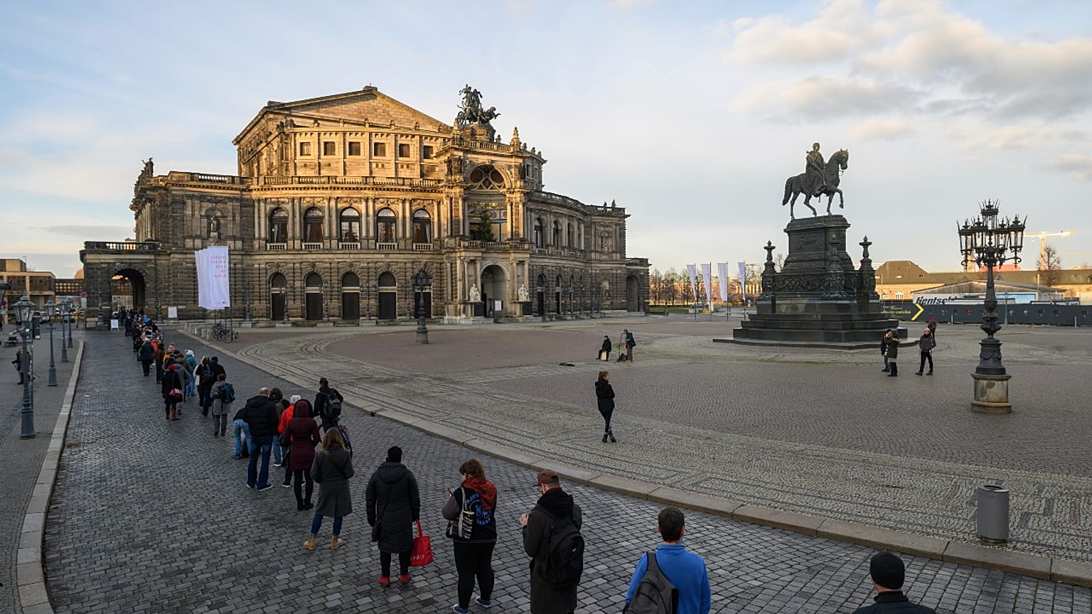 Warteschlange vor der Semperoper in Dresden bei einer Impfaktion im Opernhaus