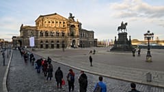 Warteschlange vor der Semperoper in Dresden bei einer Impfaktion im Opernhaus