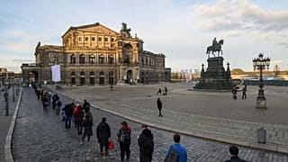 Warteschlange vor der Semperoper in Dresden bei einer Impfaktion im Opernhaus