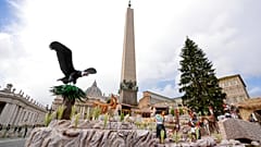 Il presepe e l'albero di Natale che adornano piazza San Pietro in Vaticano, durante un'anteprima per la stampa, giovedì 9 dicembre 2021.