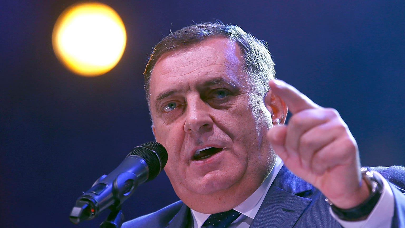 Milorad Dodik speaks at a campaign rally in 2018