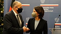 Der polnische Außenminister Zbigniew Rau und die neue deutsche Chefdiplomatin Annalena Baerbock.