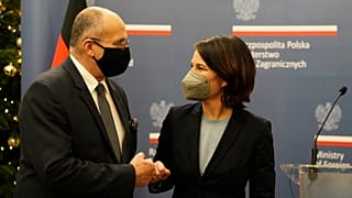 Der polnische Außenminister Zbigniew Rau und die neue deutsche Chefdiplomatin Annalena Baerbock.