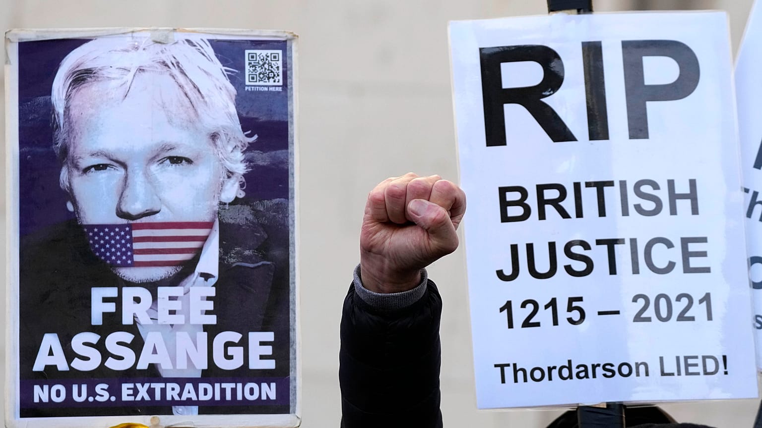 Fellebbeznek Julian Assange védői a londoni felsőbíróság ítélete ellen 