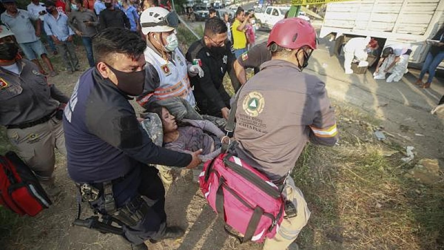 Operazioni di soccorso dei migranti feriti nell'incidente in Messico