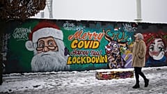 Ein ganz besonderes Weihnachtsgemälde bis besten Wünschen zum Fest im Mauerpark in Berlin 