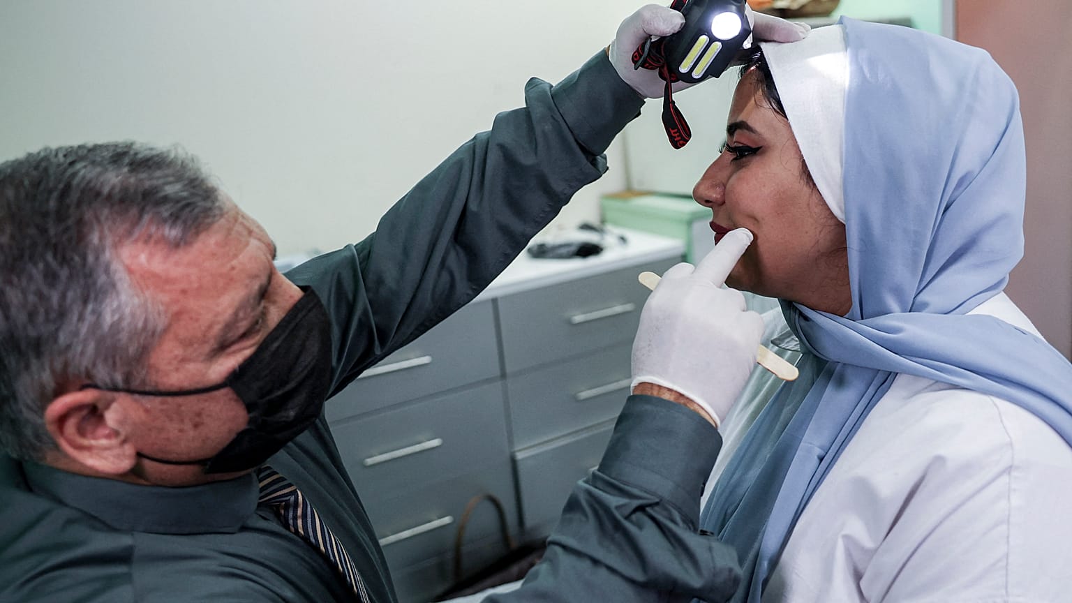 إمرأة تجري عملية تجميلية للحصول على ابتسامة جذابة