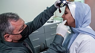إمرأة تجري عملية تجميلية للحصول على ابتسامة جذابة