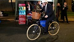 El primer ministro británico, Boris Johnson, monta en bicicleta mientras asiste a un mercado de alimentos y bebidas del Reino Unido instalado en Downing Street, en Londres
