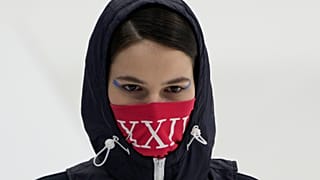 Вшитая в капюшон спортивного костюма защитная маска