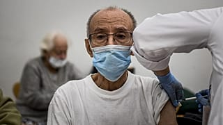 Europa apuesta por la vacunación generalizada contra la variante ómicron