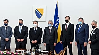 Membros da presidência tripartida da Bósnia com o enviado especial dos EUA e o embaixador norte-americano em Sarajevo (arquivo)