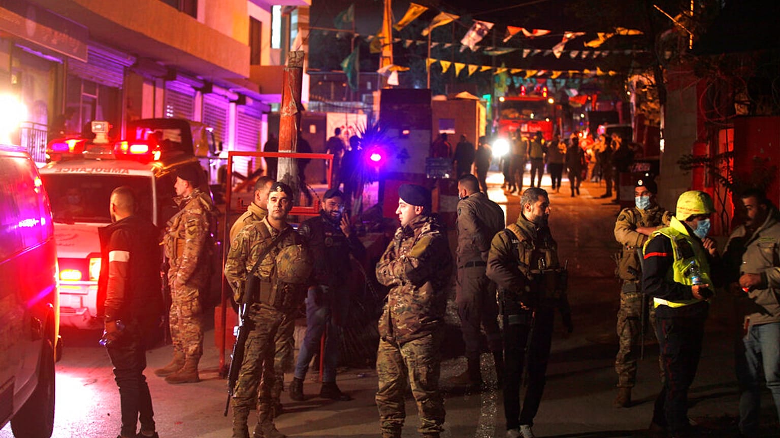 ivil Savunma ekiplerinin yangını söndürdüğü Burc eş-Şimali Mülteci Kampında olay yerini çembere alan Lübnan güvenlik güçleri, kimseyi bölgeye yaklaştırmadı