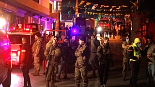 ivil Savunma ekiplerinin yangını söndürdüğü Burc eş-Şimali Mülteci Kampında olay yerini çembere alan Lübnan güvenlik güçleri, kimseyi bölgeye yaklaştırmadı