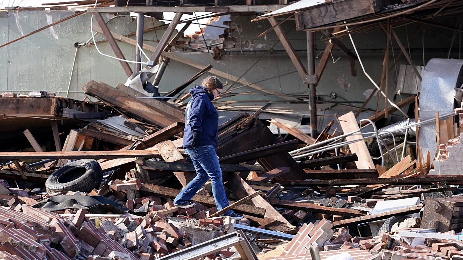 La città di Mayfield, in Kentucky, rasa al suolo dal tornado