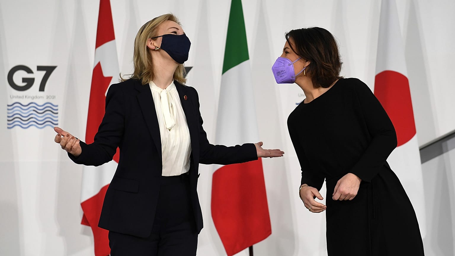 Annalena Baerbock wird in Liverpool von Gastgeberin Liz Truss begrüßt