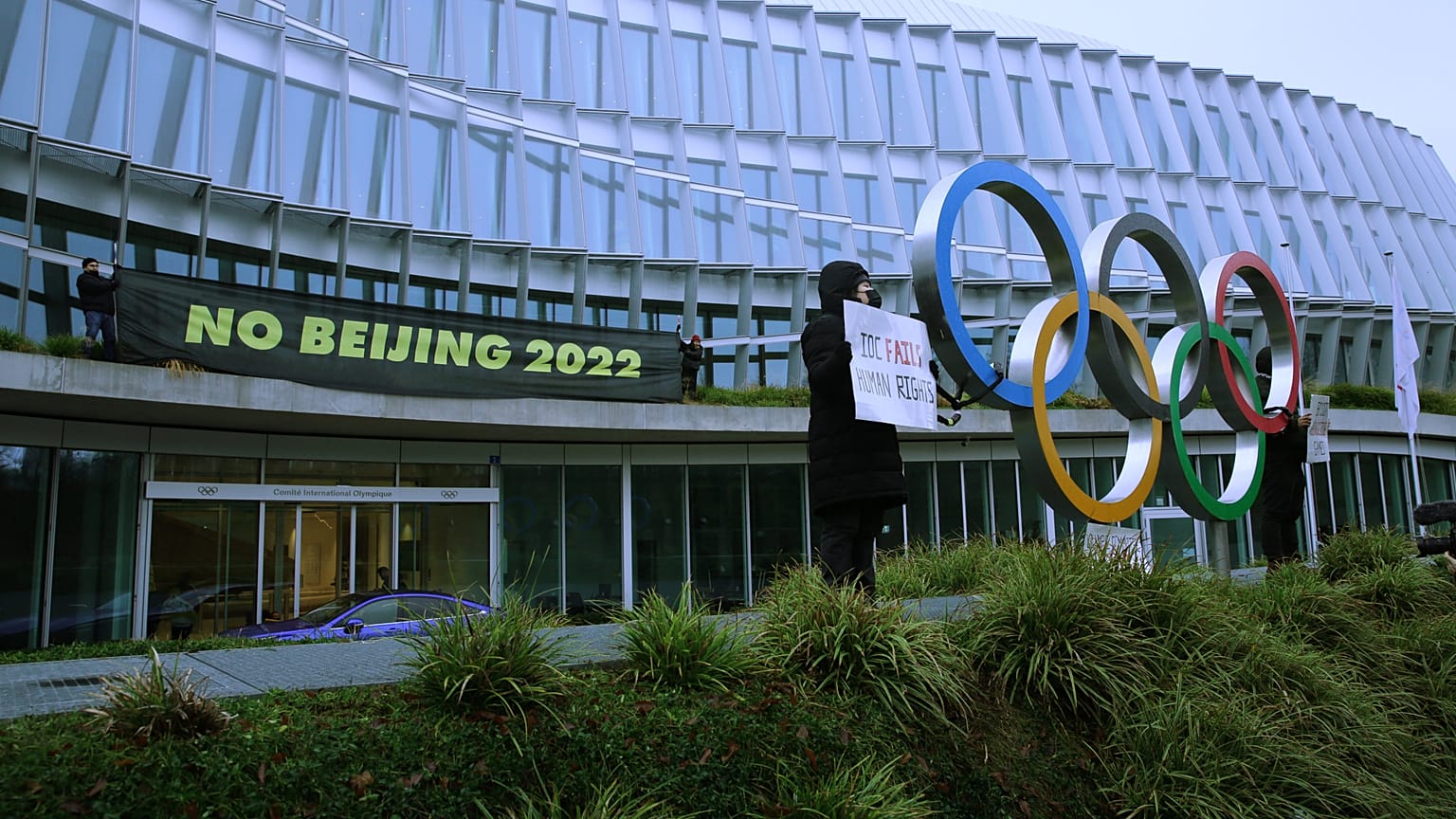 Tibetli öğrenciler, Uluslararası Olimpiyat Komitesi önünde Pekin Olimpiyat Oyunları'nı protesto amacıyla kendilerini zincirledi