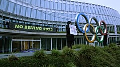 Tibetli öğrenciler, Uluslararası Olimpiyat Komitesi önünde Pekin Olimpiyat Oyunları'nı protesto amacıyla kendilerini zincirledi