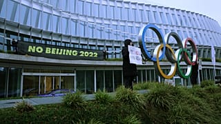 Tibetli öğrenciler, Uluslararası Olimpiyat Komitesi önünde Pekin Olimpiyat Oyunları'nı protesto amacıyla kendilerini zincirledi