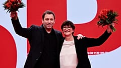 Die neue SPD-Doppelspitze: Saskia Esken und Lars Klingbeil nach ihrer Wahl in Berlin