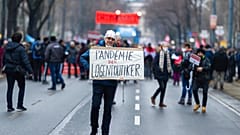 Un manifestant tenant une pancarte lors de la mobilisation contre les restrictions sanitaires, Vienne, Autriche, le 11 décembre 2021