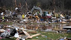 Limpieza de escombros y búsqueda de sobrevivientes en el barrio de Creekwood Avenue en Bowling Green, Kentucky, el sábado 11 de diciembre de 2021