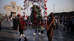 Peregrinos con la imagen de la Virgen de Guadalupe