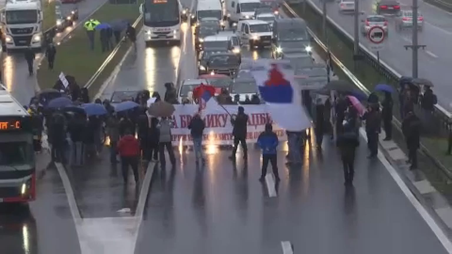 Sérvios protestam contra a extração de lítio
