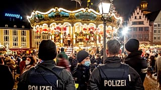 Polizeibeamte wachen über den Weihnachtsmarkt in Frankfurt