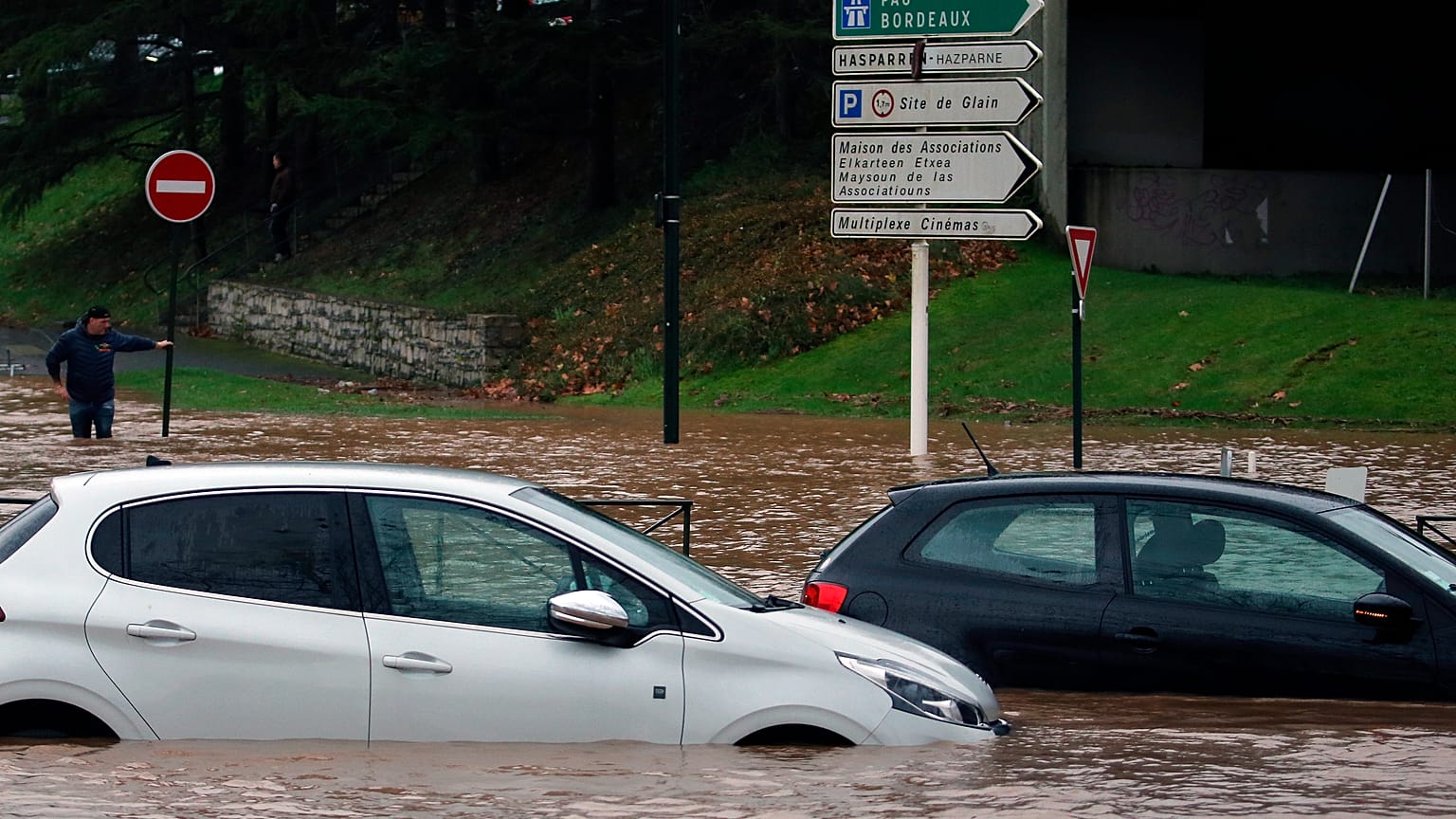Verkehrschaos in Bayonne, wo der Fluss Nive über die Ufer getrten ist