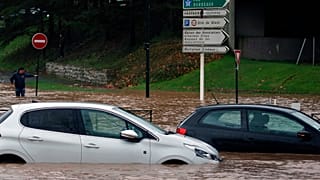 Verkehrschaos in Bayonne, wo der Fluss Nive über die Ufer getrten ist