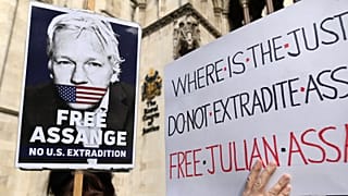 Assange kiadatása elleni augusztusi tüntetés a londoni Királyi Bíróság épülete előtt