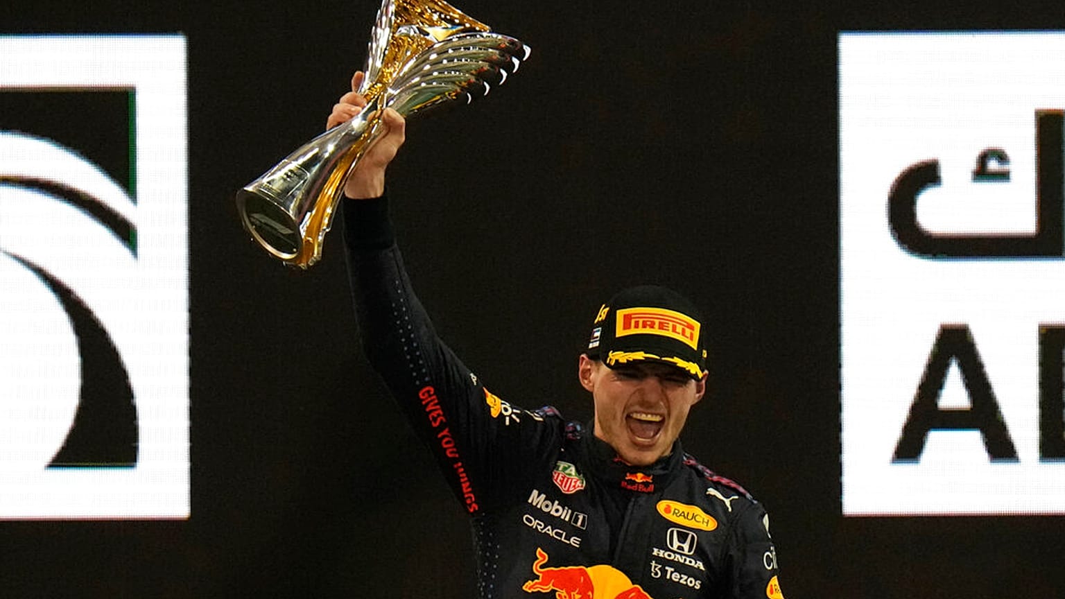 La joie de Max Verstappen, le pilote néerlandais sacré champion du monde grâce sa victoire au Grand Prix d'Abou Dhabi, le 12/12/2021