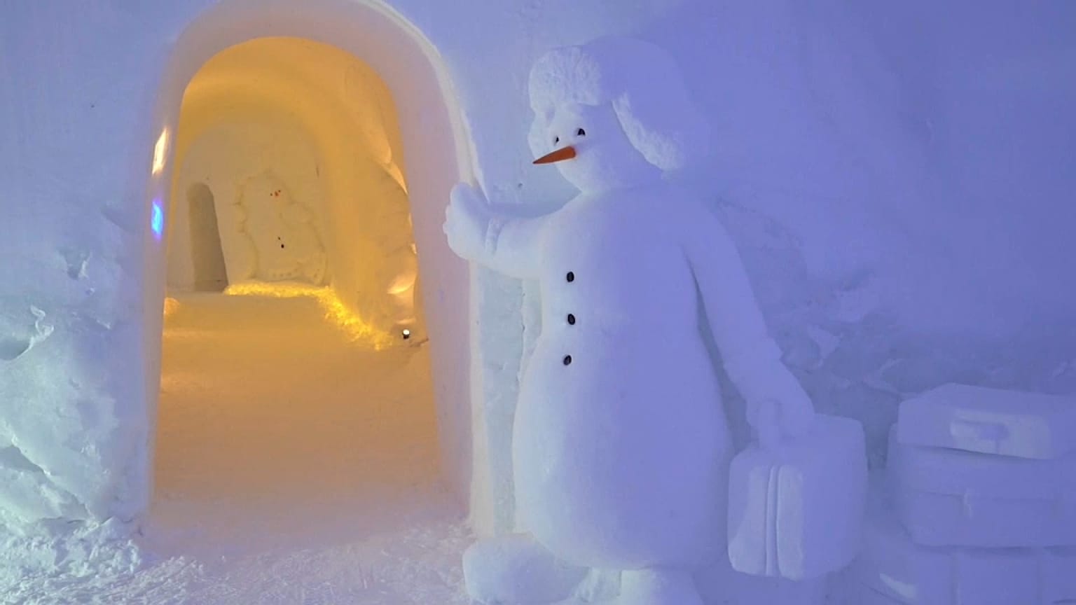 Der Schneemann weist den Weg: Das Weihnachtsmanndorf im finnischen Rovaniemi erwartet seine Gäste.