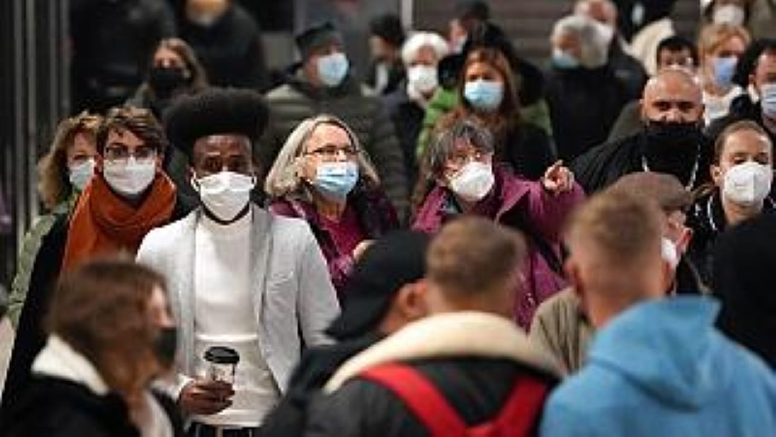 La quarta ondata di Covid in Europa, tra restrizioni e proteste