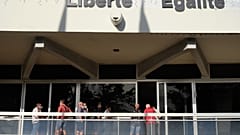 Референдум о независимости на избирательном участке мэрии в Нумеа (французская южнотихоокеанская территория Новая Каледония) 