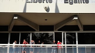 Референдум о независимости на избирательном участке мэрии в Нумеа (французская южнотихоокеанская территория Новая Каледония) 