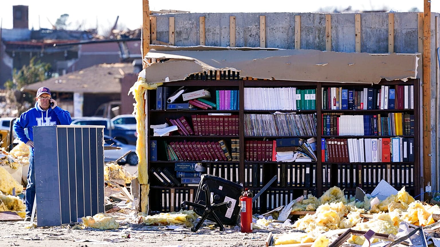 Un mur, une bibliothèque, c'est tout ce qu'il reste du bureau de cet avocat à Mayfield, au Kentucky, 12 décembre 2021 
